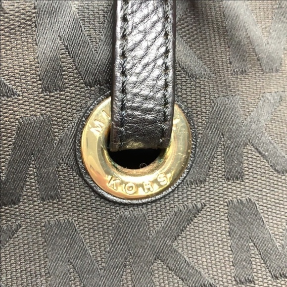 Michael Kors Signature Jet Set Tote Color: Black - Picture 5 of 9